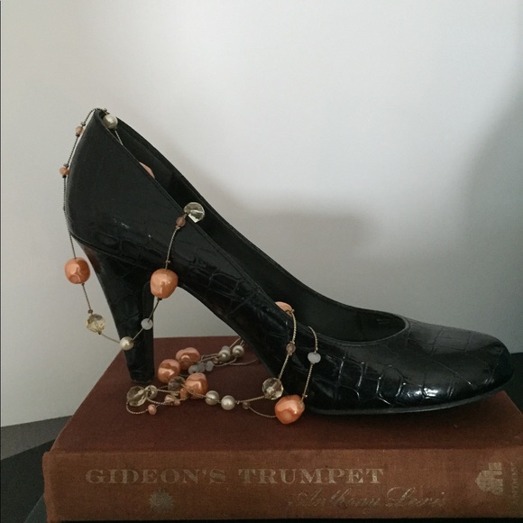 Black pumps with patent sheen - Picture 2 of 5